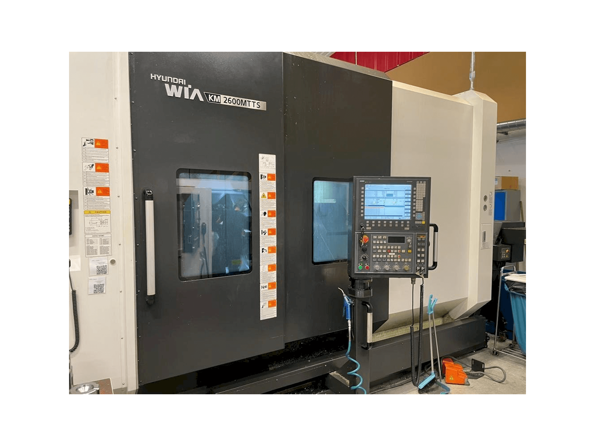 Frontansicht der Hyundai Wia KM 2600 MTTS Maschine