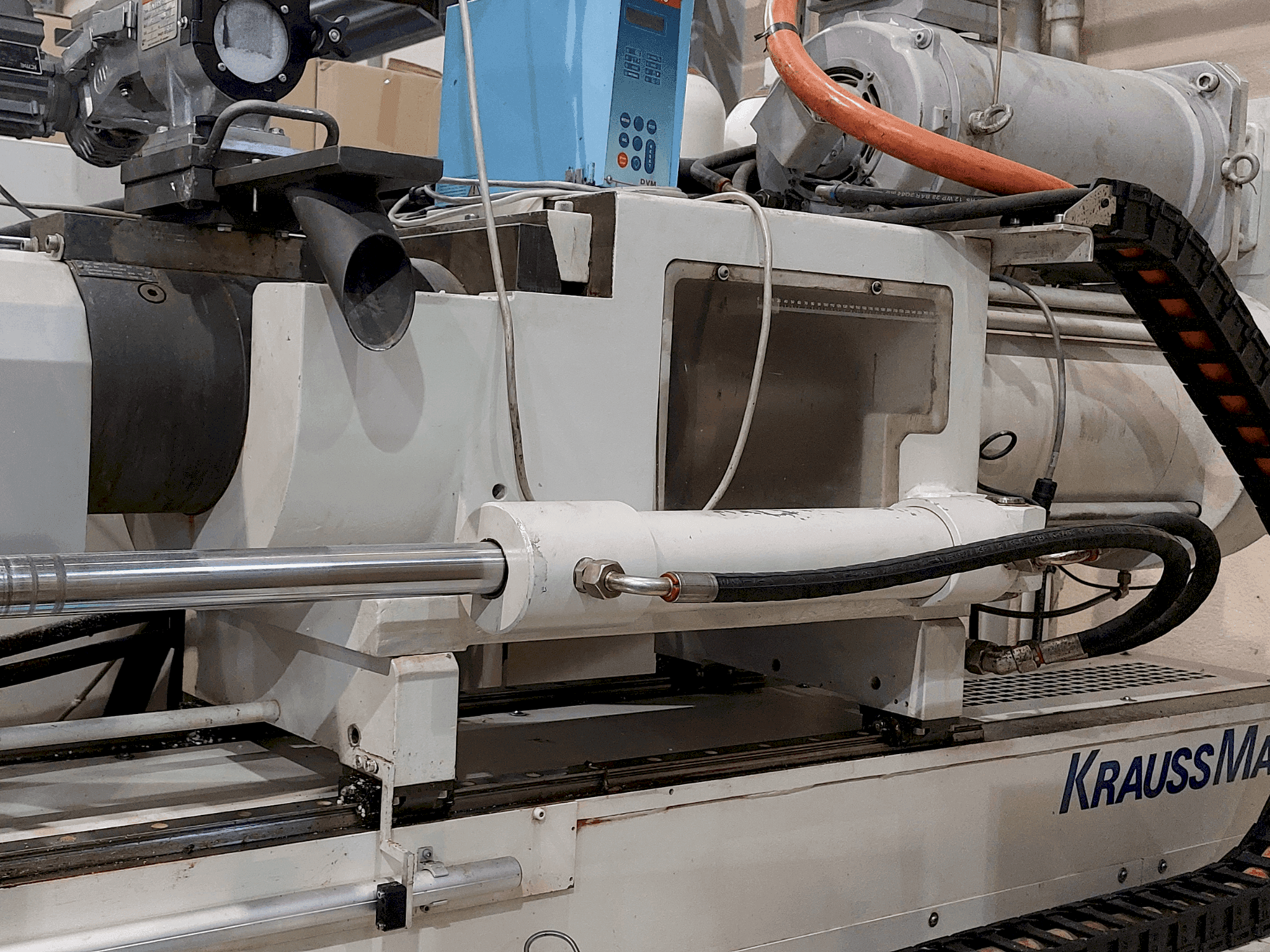 Frontansicht der Krauss Maffei 320-1900 C3 Maschine