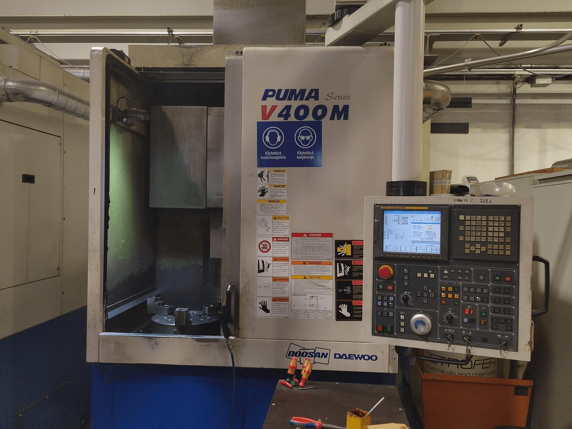 Frontansicht der Doosan Puma V400M Maschine