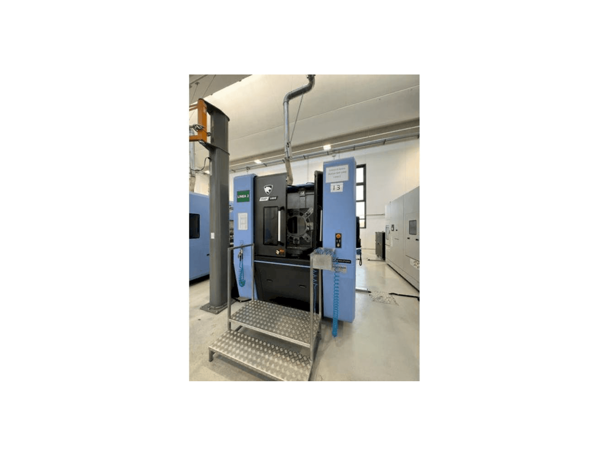 Frontansicht der Doosan NHP 5000 Maschine