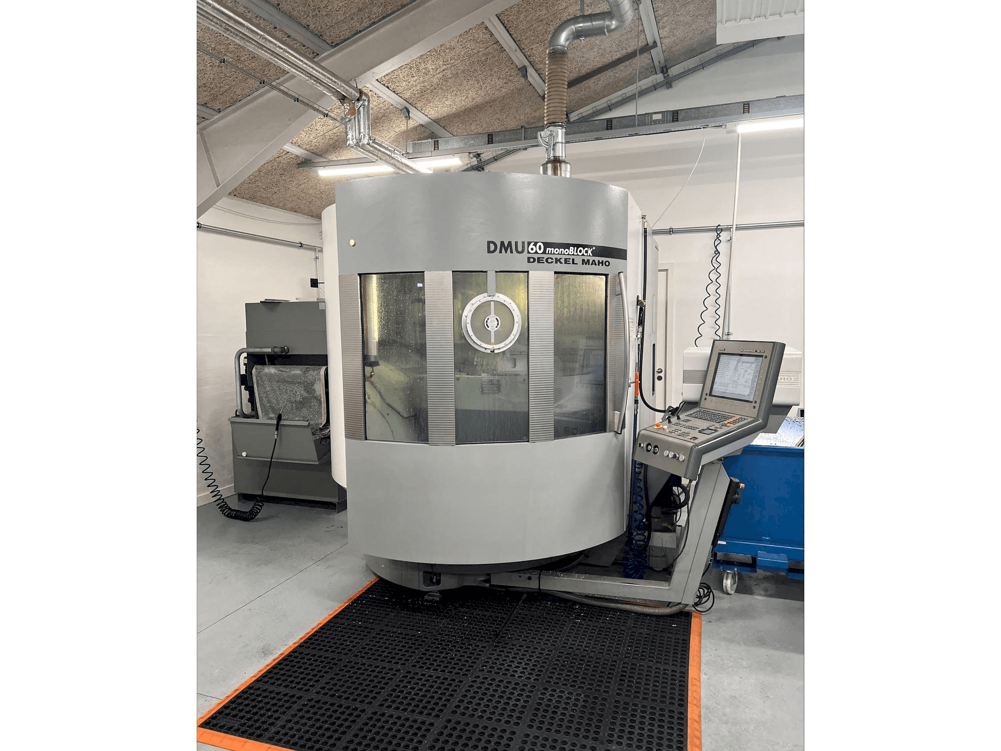 Frontansicht der DMG MORI DMU 60 monoBLOCK Maschine