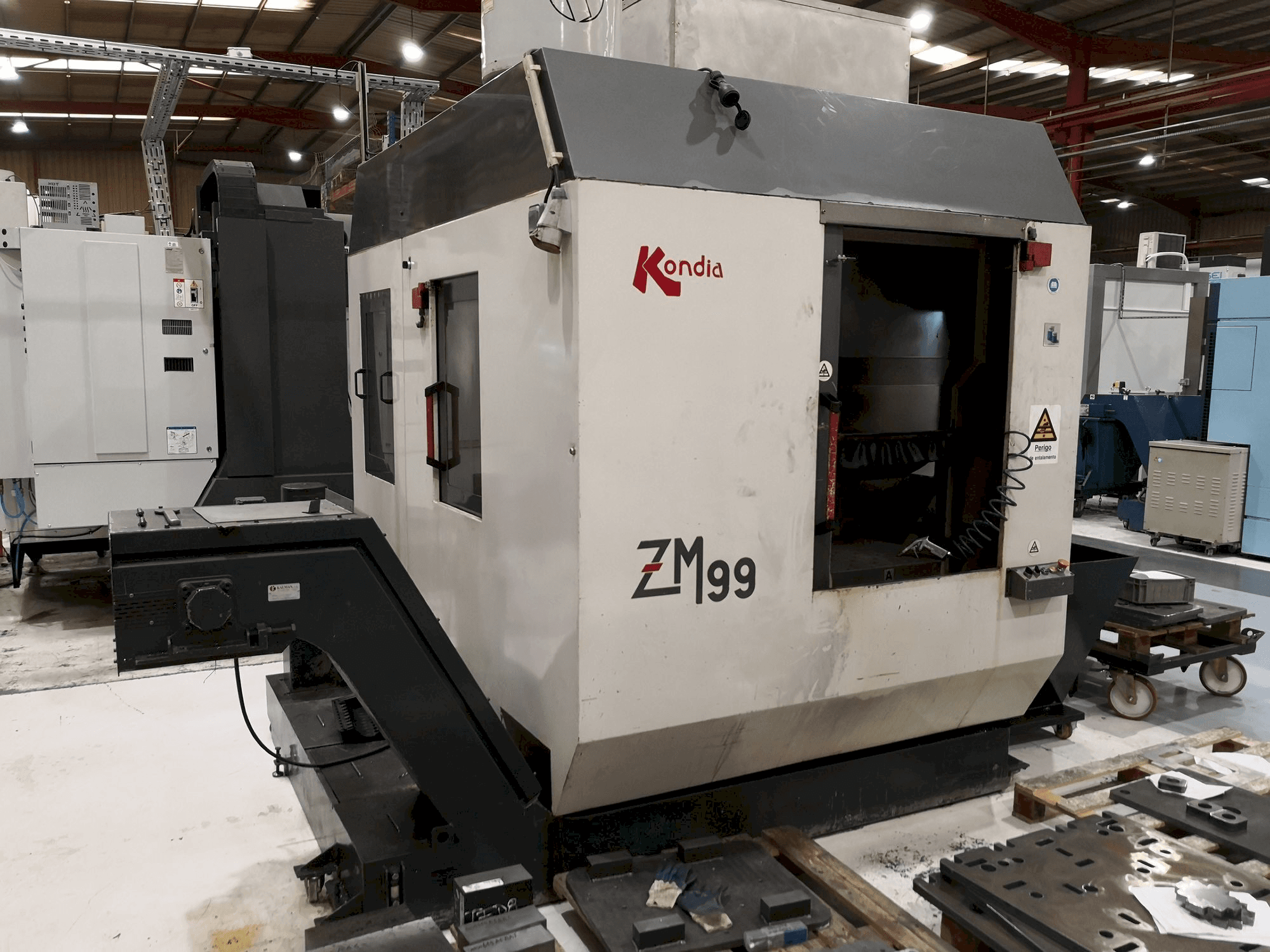 Frontansicht der KONDIA ZM99 Maschine