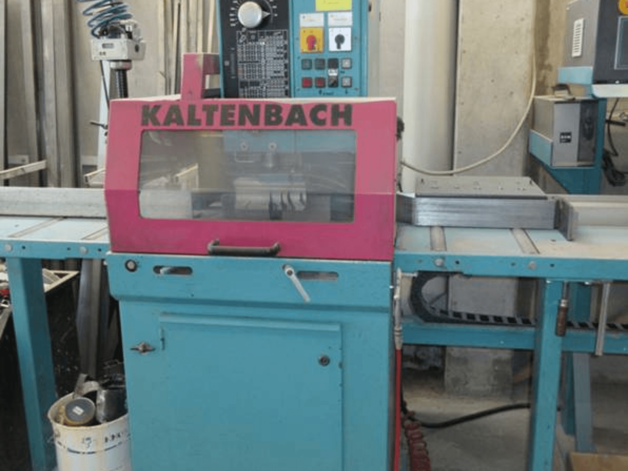 Metallkreissäge KALTENBACH KKS 400 E in der Vorderansicht, mit rosa Sicherheitsabdeckung und Bedienfeld mit Tasten.