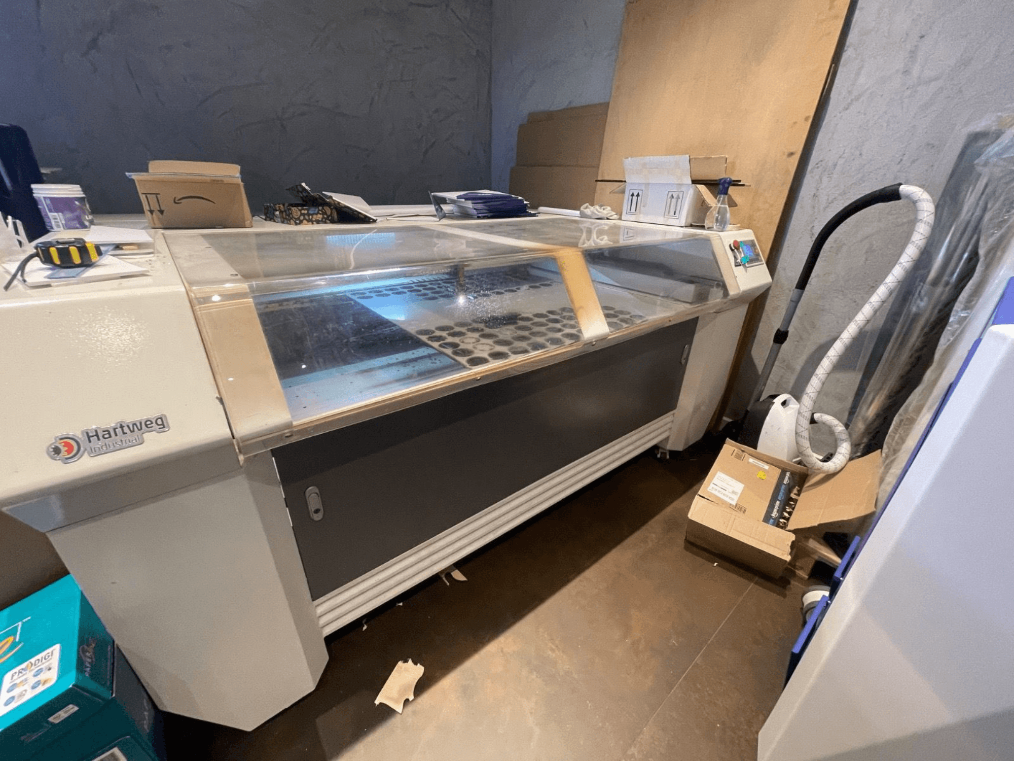 CO2-Laserschneidanlage Bodor CL-1610XUF in der Seitenansicht, zeigt Arbeitsbereich mit Materialschlitzen und Bedienfeld.