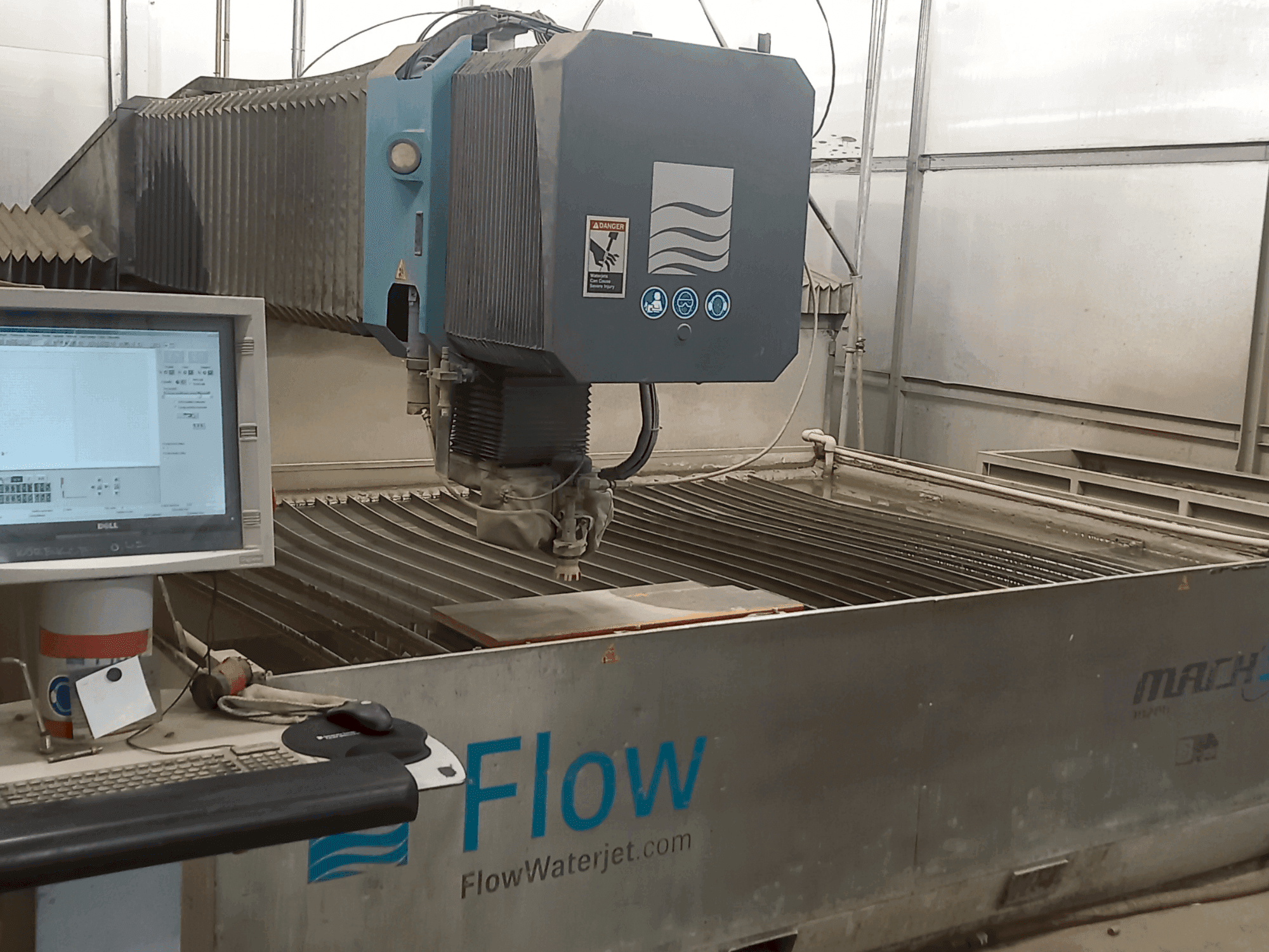 Frontansicht der Flow Mach 3-3020b Maschine
