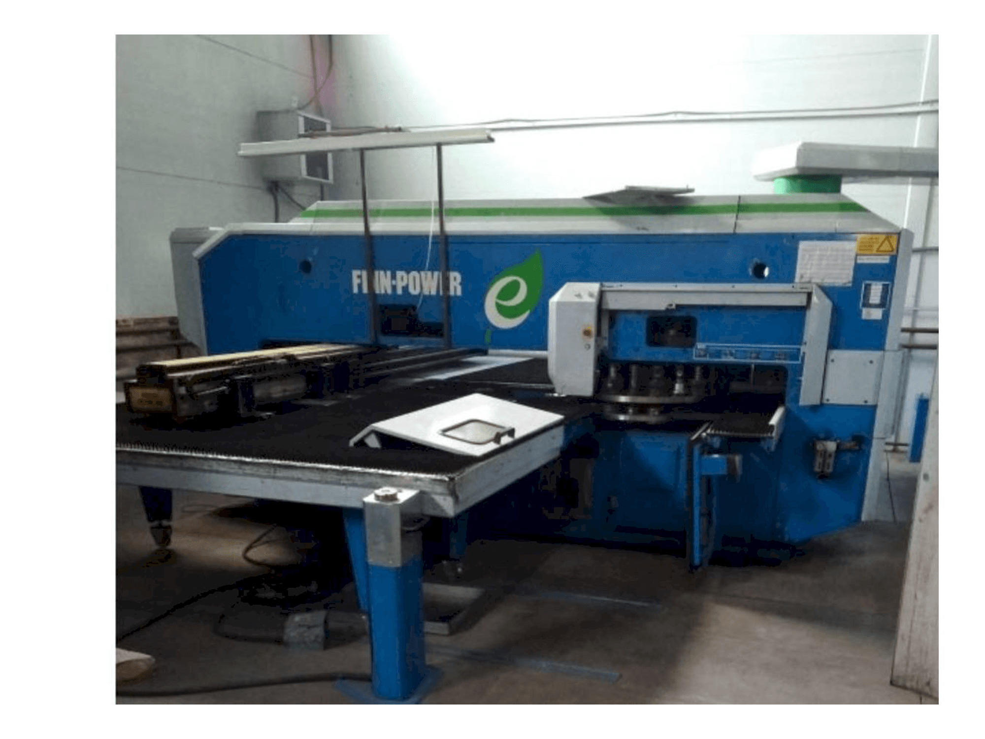 Frontansicht der Finn-Power E5 Maschine