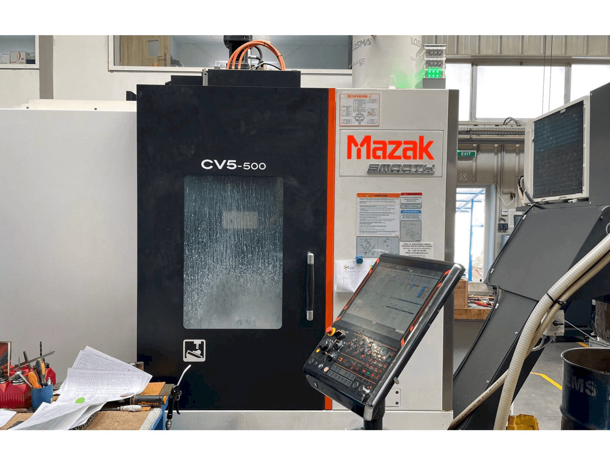 Frontansicht der Mazak CV5-500 Maschine