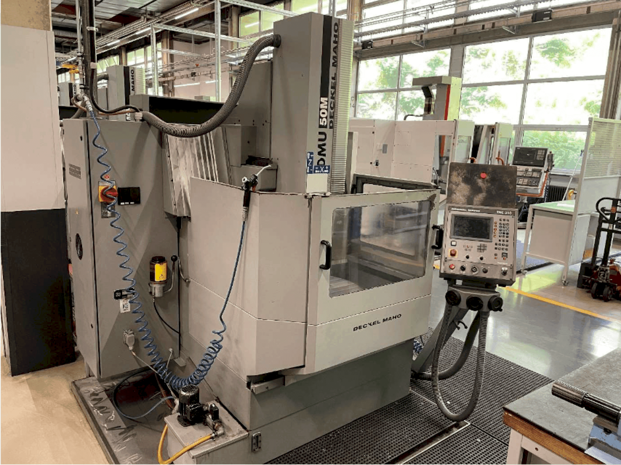 Frontansicht der DECKEL DMU 50 Maschine