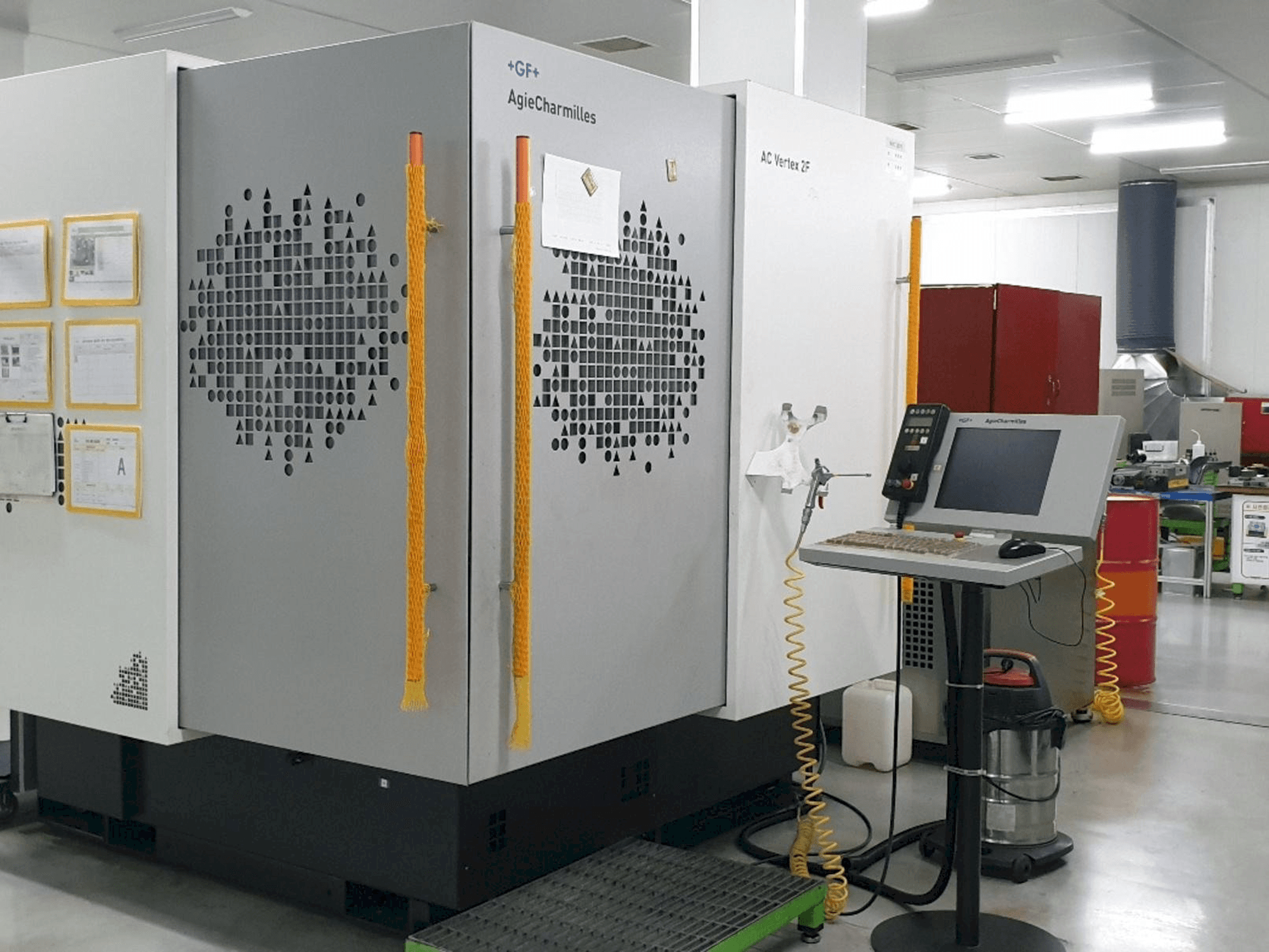 Frontansicht der AgieCharmilles AC VERTEX 2F Maschine