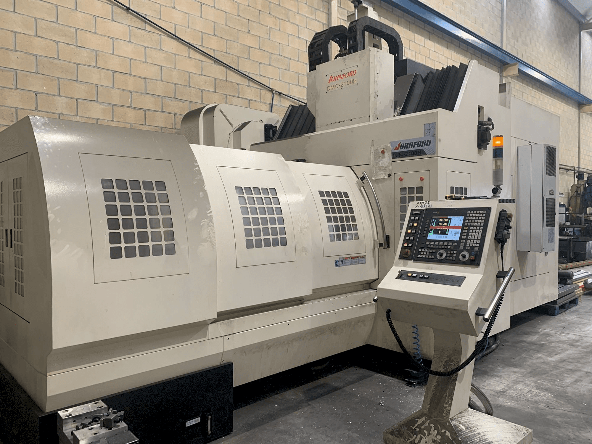 Frontansicht der Johnford DMC-2100H Maschine