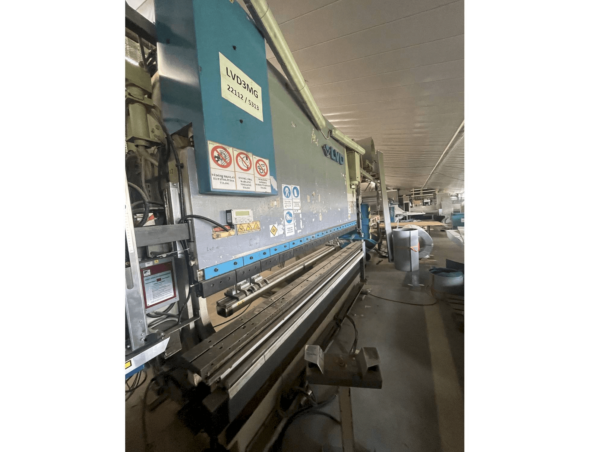 Frontansicht der LVD Ppeb 110/30 Maschine