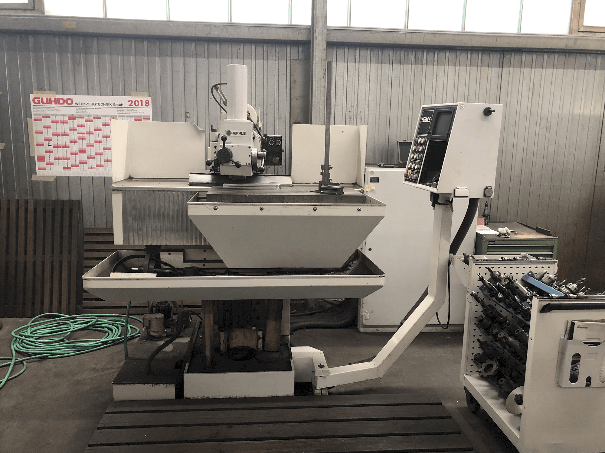 Frontansicht der HERMLE UWF 720 Maschine