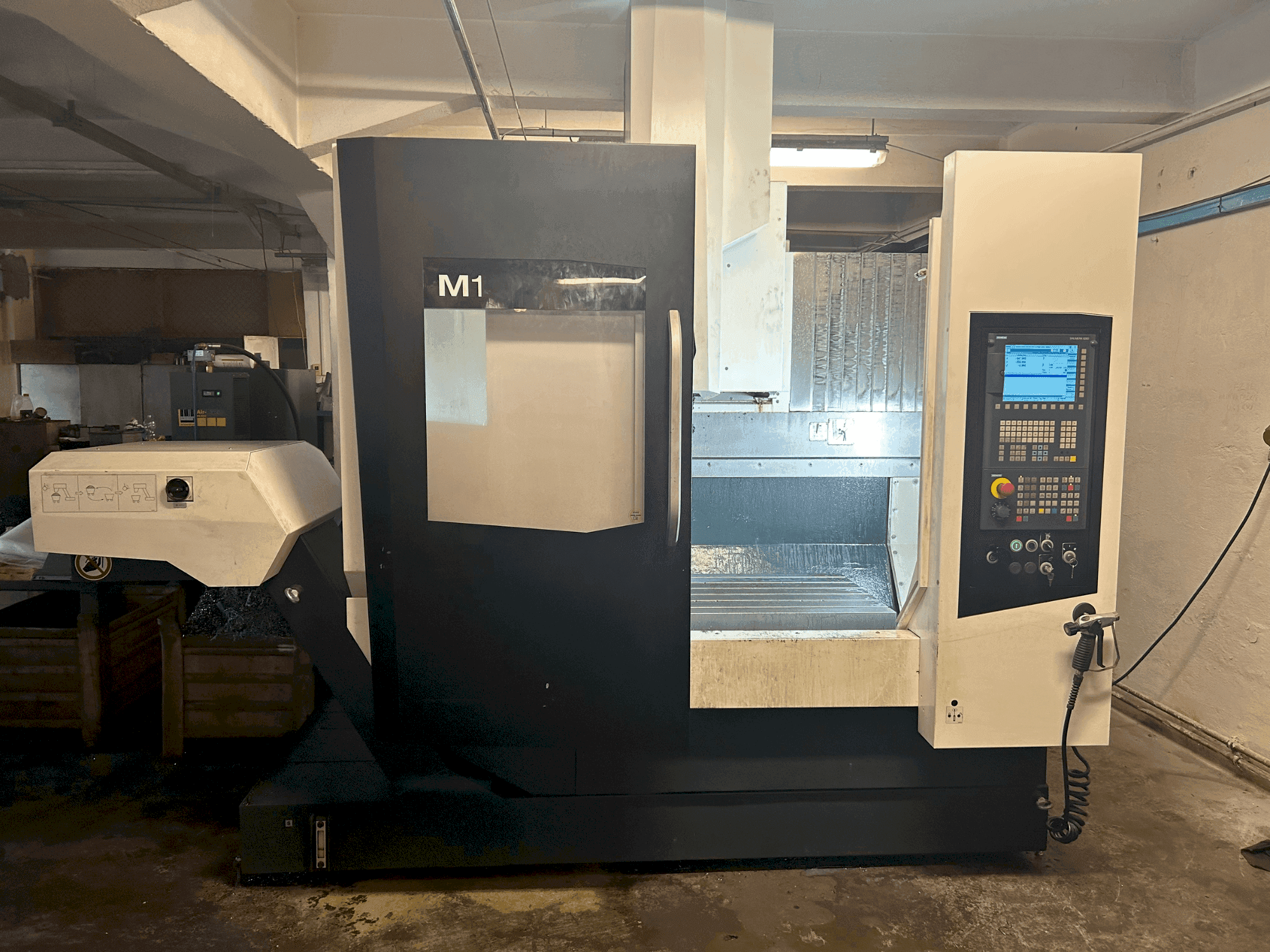 Frontansicht der DMG MORI M1 Maschine