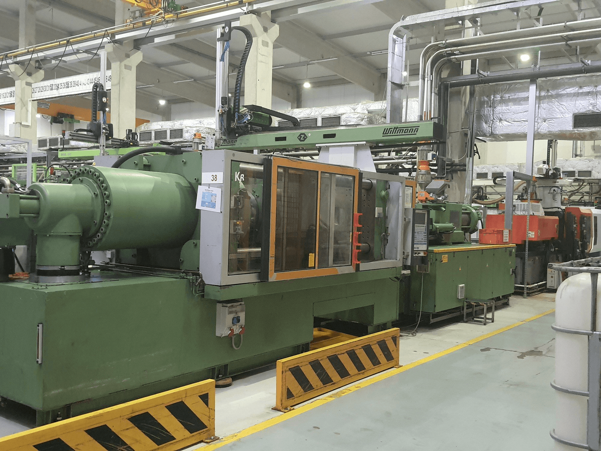 Frontansicht der Krauss Maffei 420-3000 Maschine