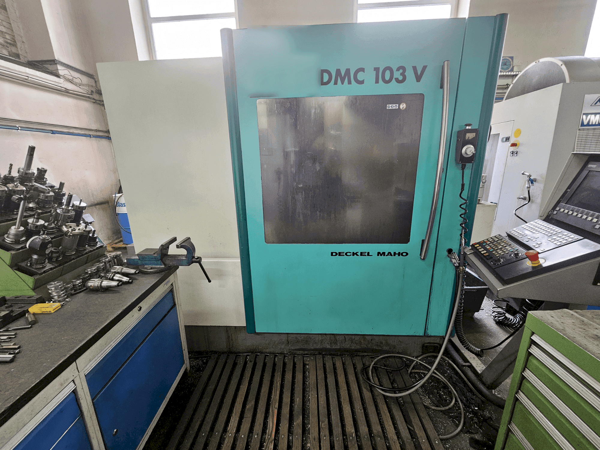 Frontansicht der DECKEL MAHO DMC 103V Maschine