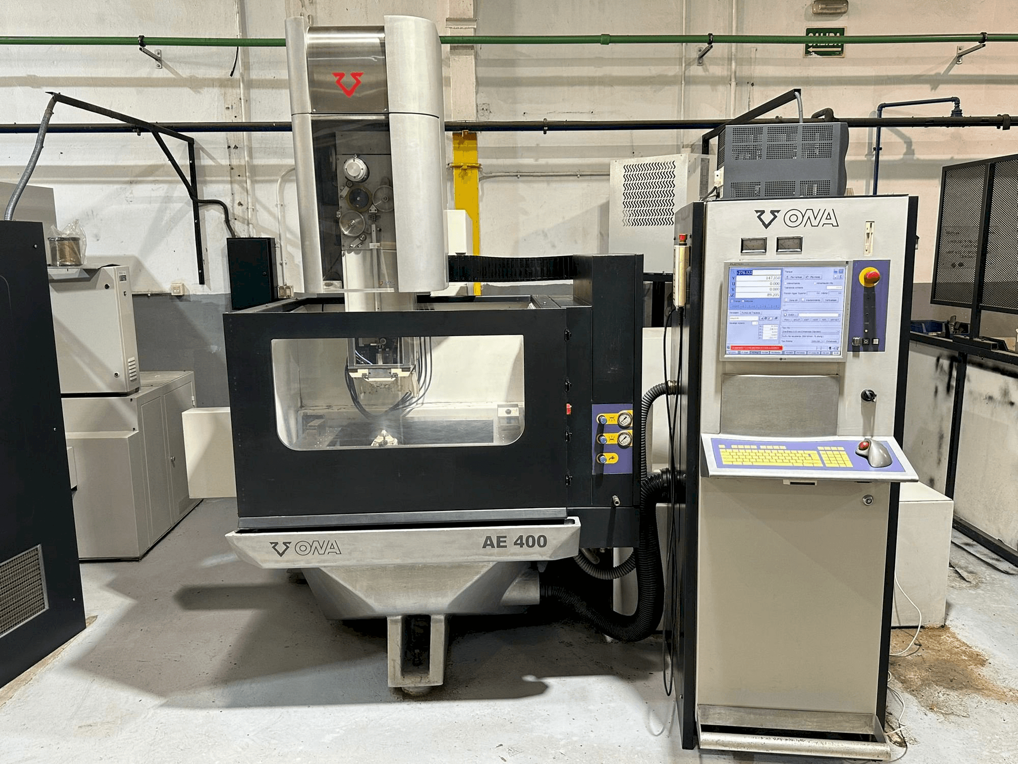 Frontansicht der ONA AE400 Maschine