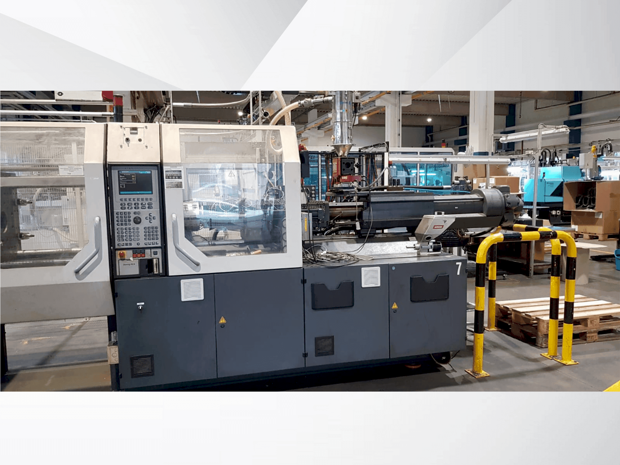 Frontansicht der DEMAG Concept 200/500-840 + W711 Maschine