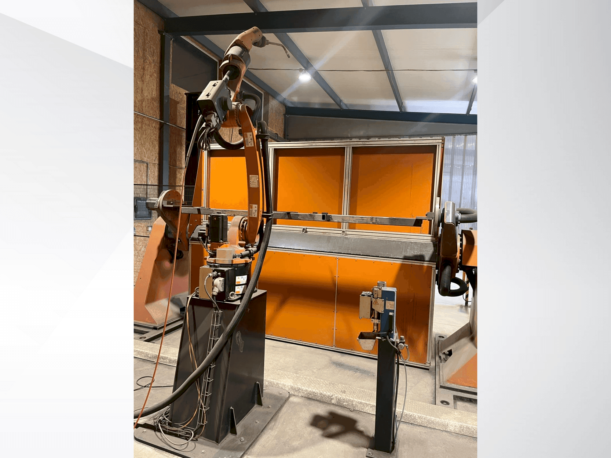 Front view of KUKA KR8 R2100-2 arc HW machine