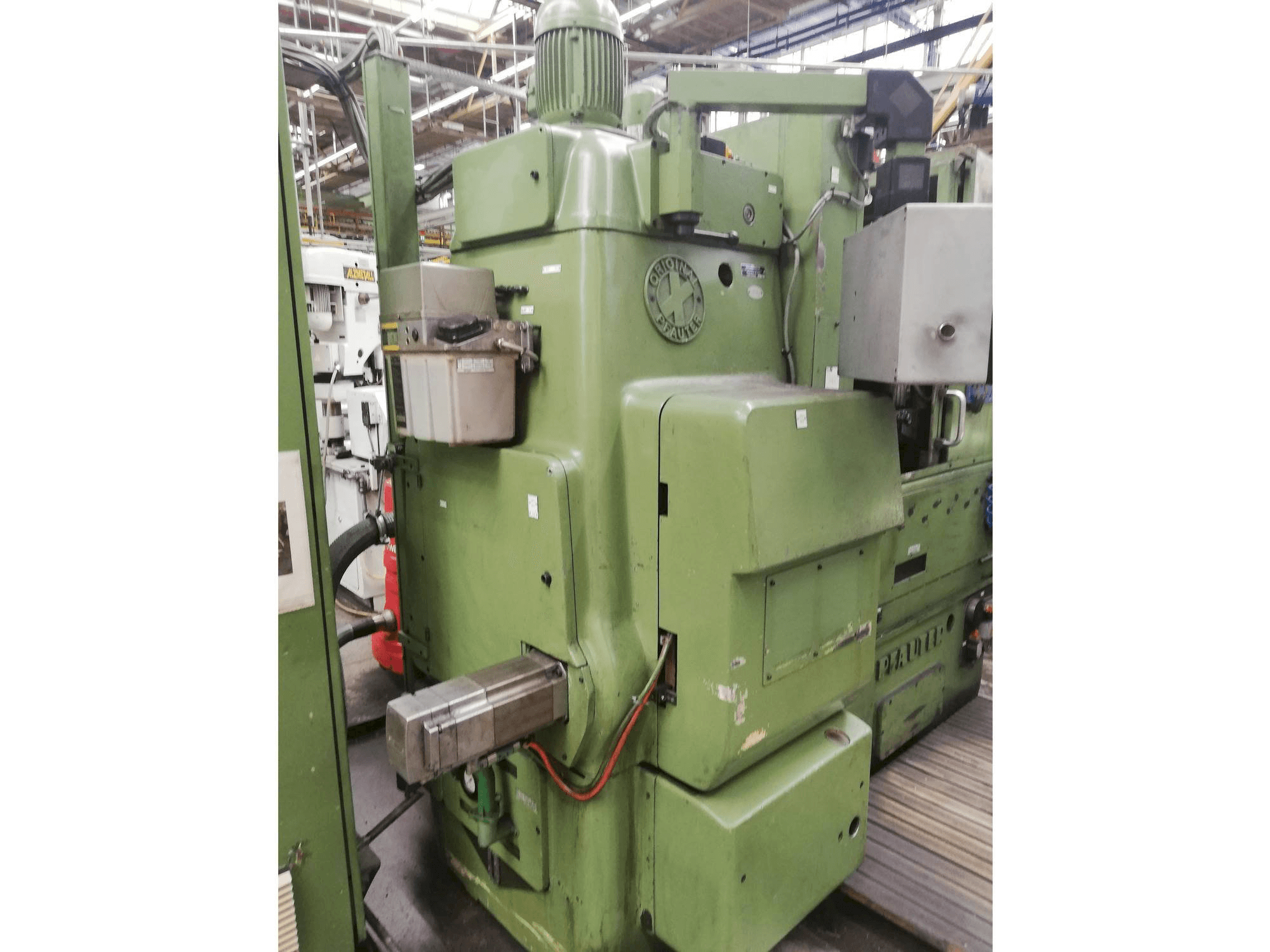 Frontansicht der Pfauter P400 Maschine