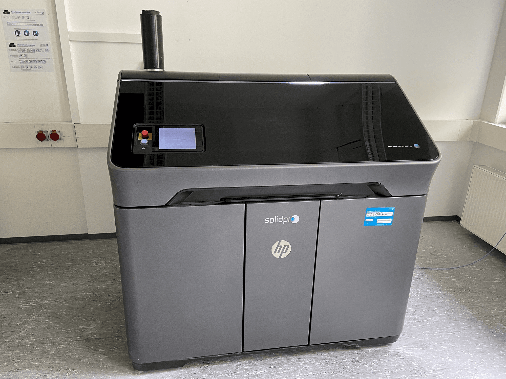 Frontansicht der HP Jet Fusion 580 Color 3D printer Maschine