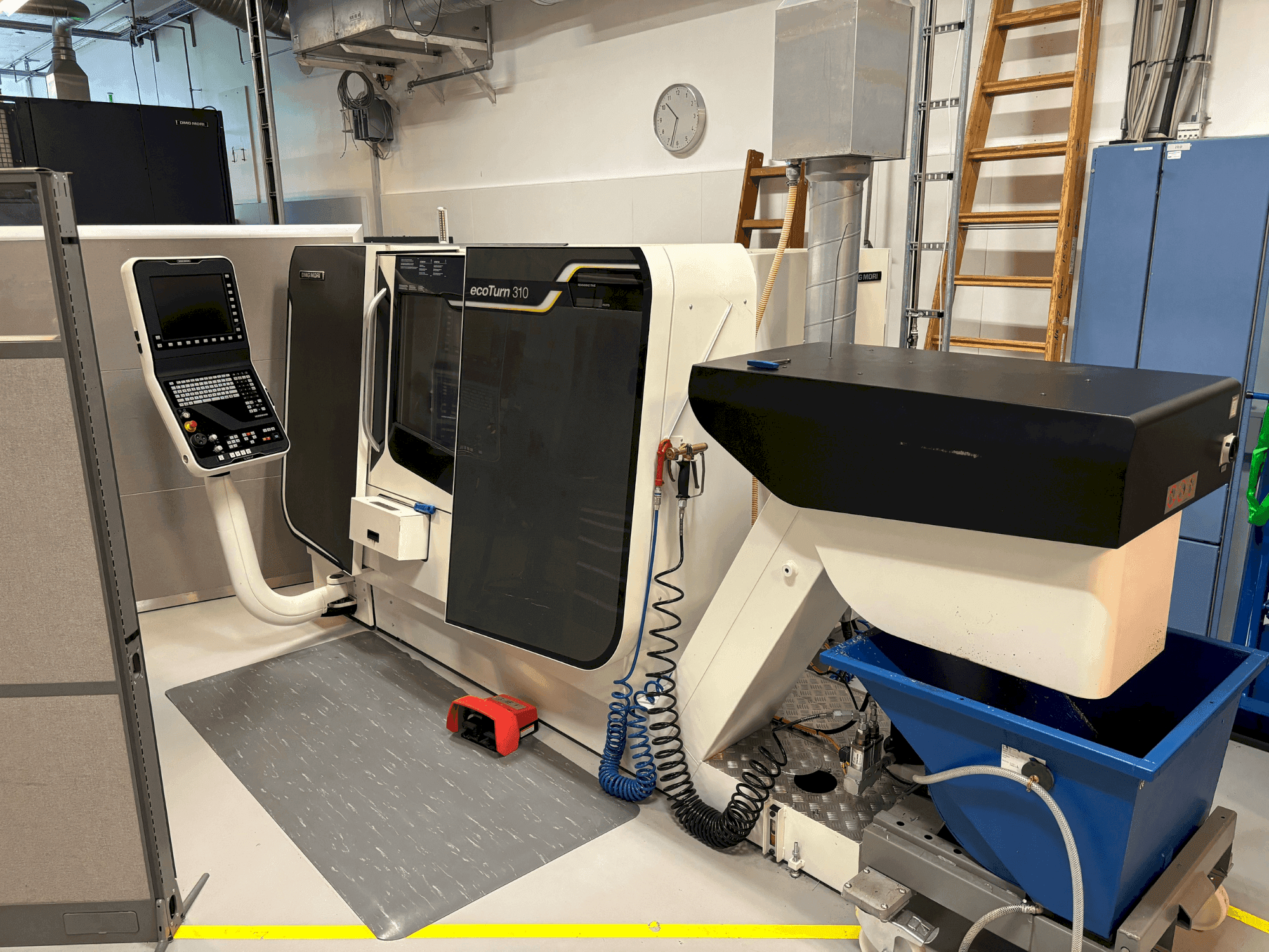 Frontansicht der DMG MORI ECOTURN 310 V3 Maschine