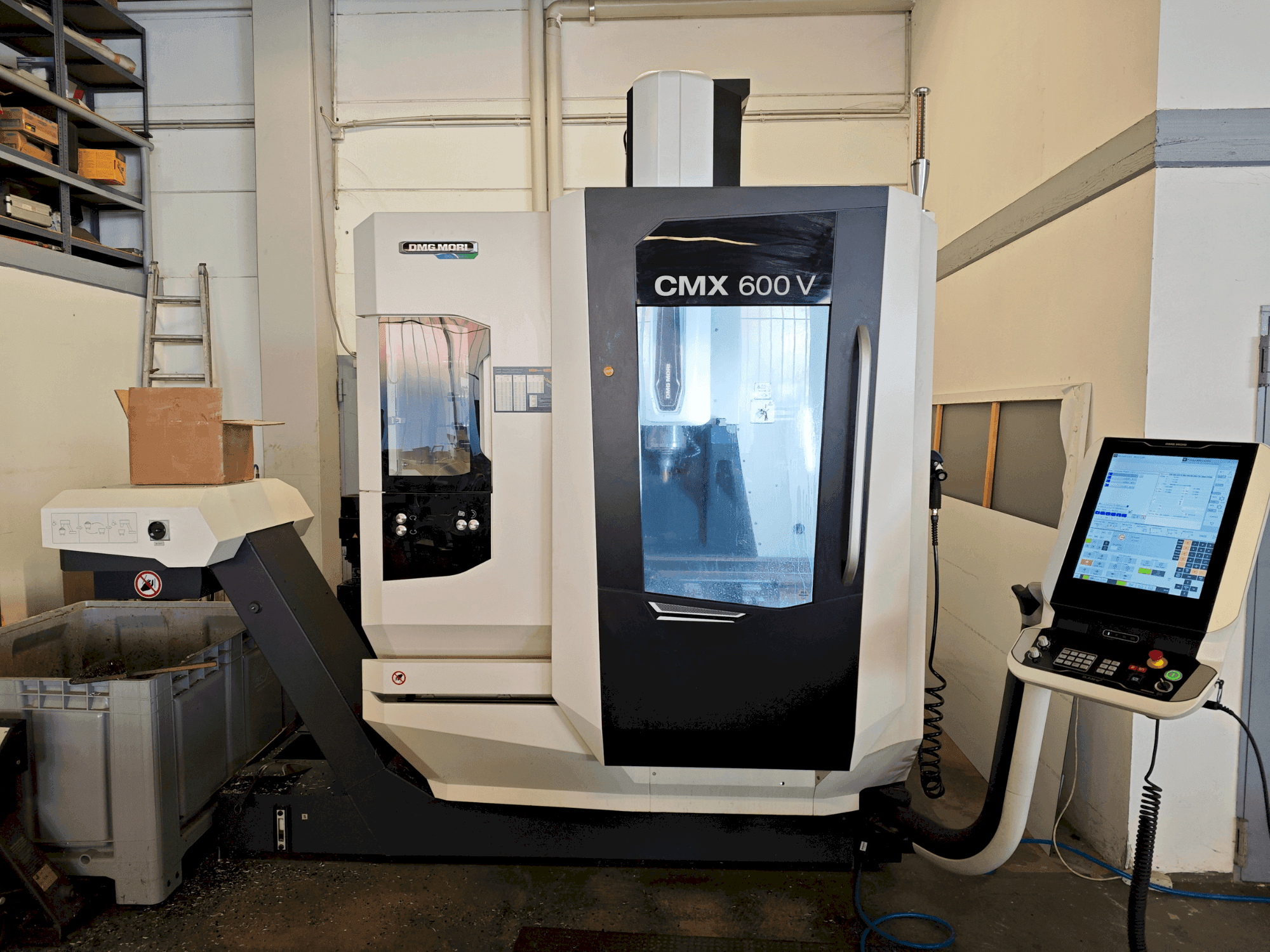Frontansicht der DMG MORI CMX 600 V Maschine