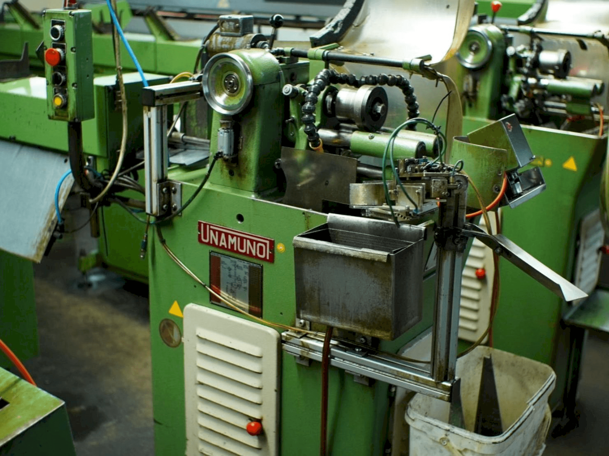 Frontansicht der UNAMUNO TA-16-B Maschine