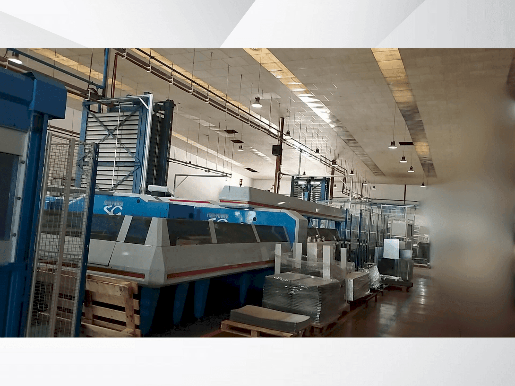 Frontansicht der Prima Power Shear Genius 1530 Maschine