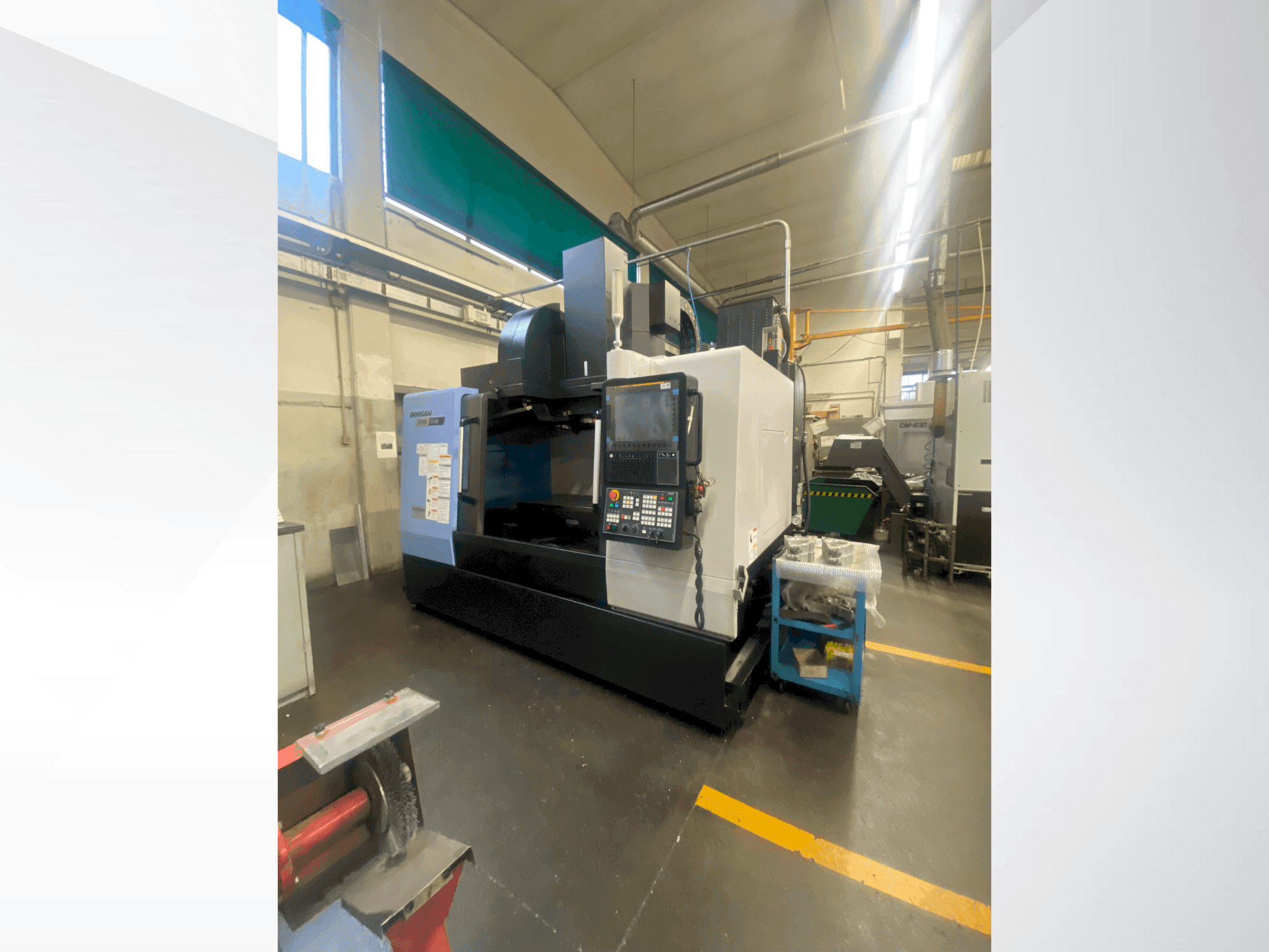 Frontansicht der DOOSAN DNM 5700 Maschine