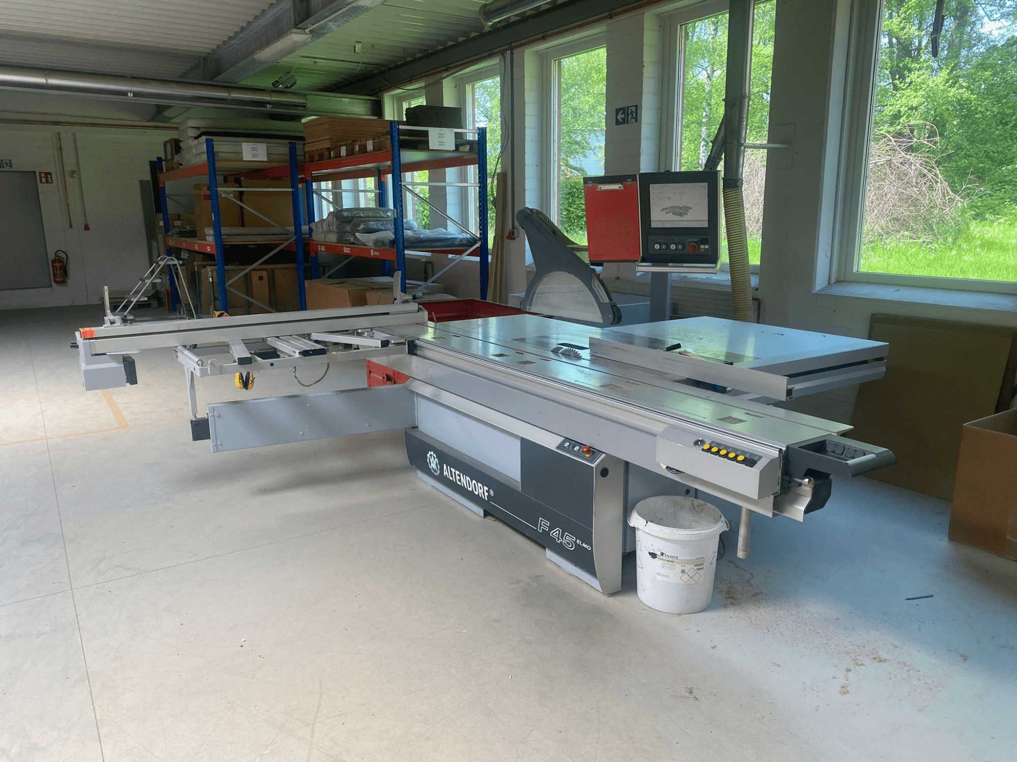 ALTENDORF F45 Formatkreissäge, Vorderansicht, mit verstellbarem Schiebetisch, Digitalanzeige und Bedienfeld sichtbar.