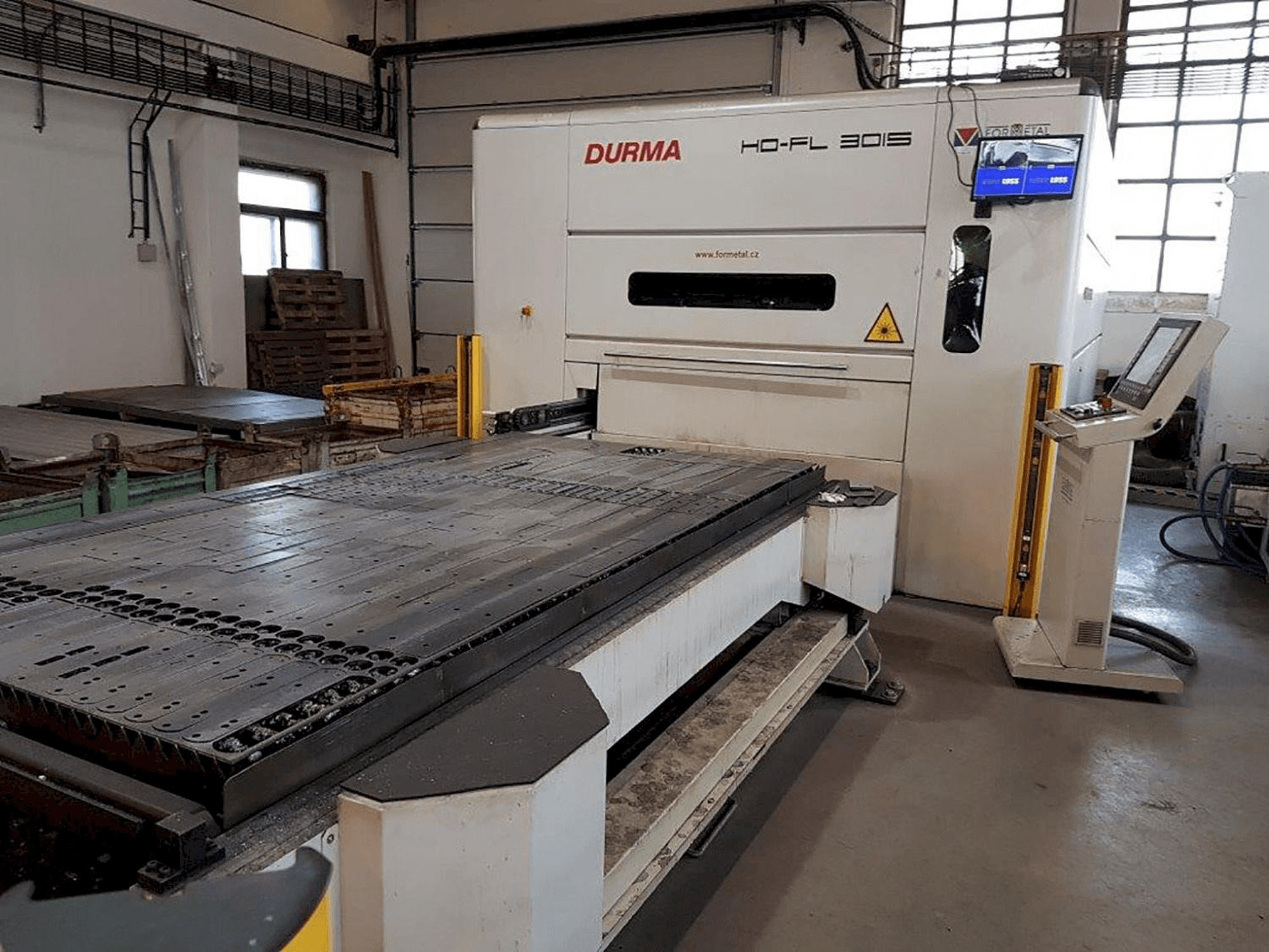 Frontansicht der Durma HD-FL 3015 L Maschine