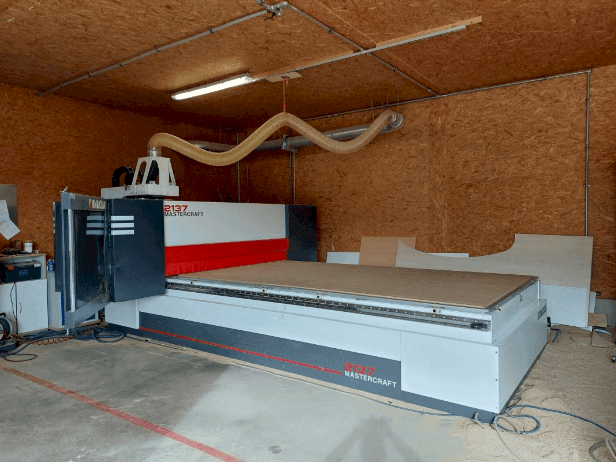 Frontansicht der OMAKSAN Mastercraft 217 Maschine