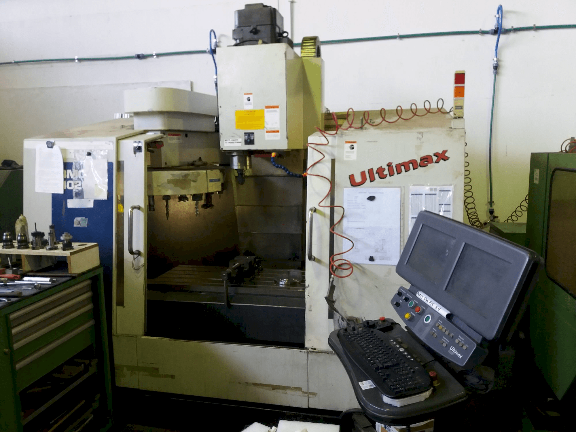 Frontansicht der Hurco BMC 420 HT Maschine