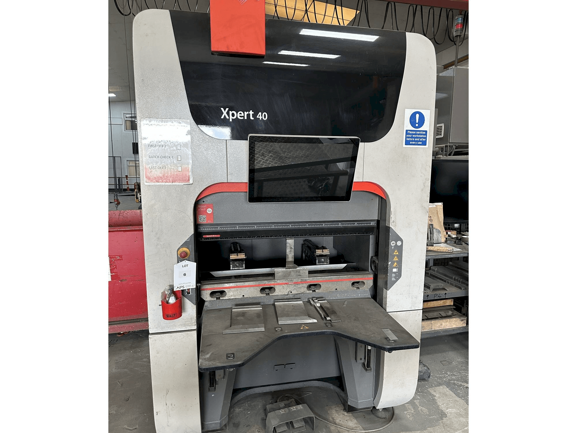 Frontansicht der Bystronic Xpert 40/1030 Maschine