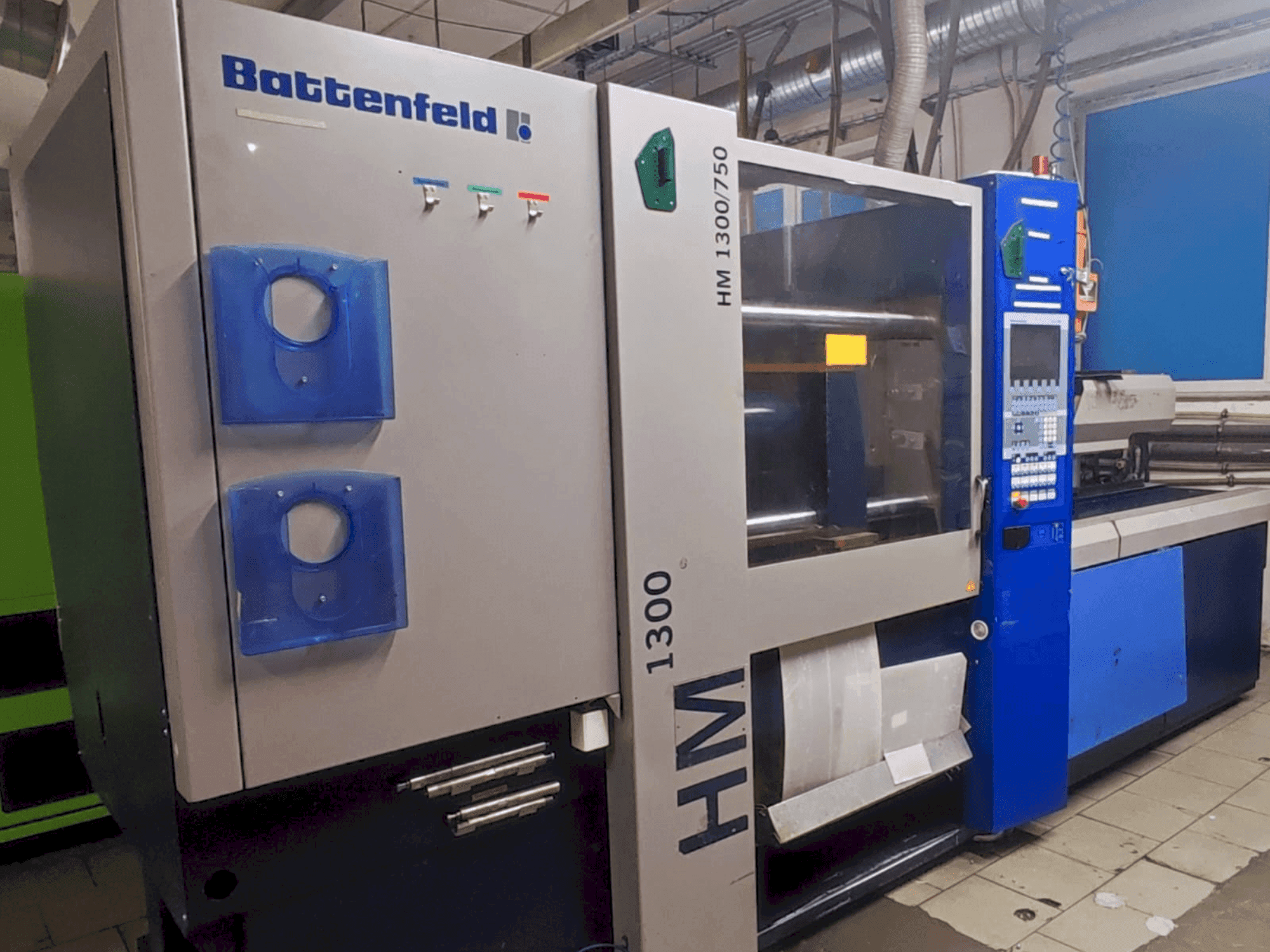 Frontansicht der Battenfeld HM 1300/750 Maschine