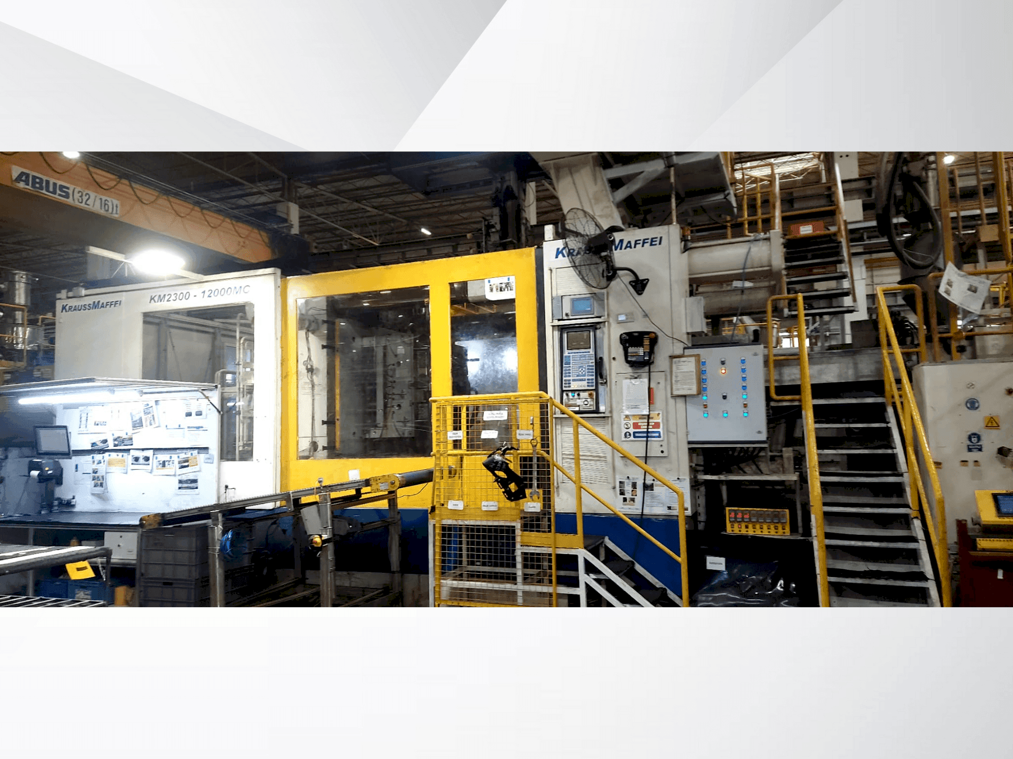 Frontansicht der Krauss Maffei 2300-12000 MC Maschine