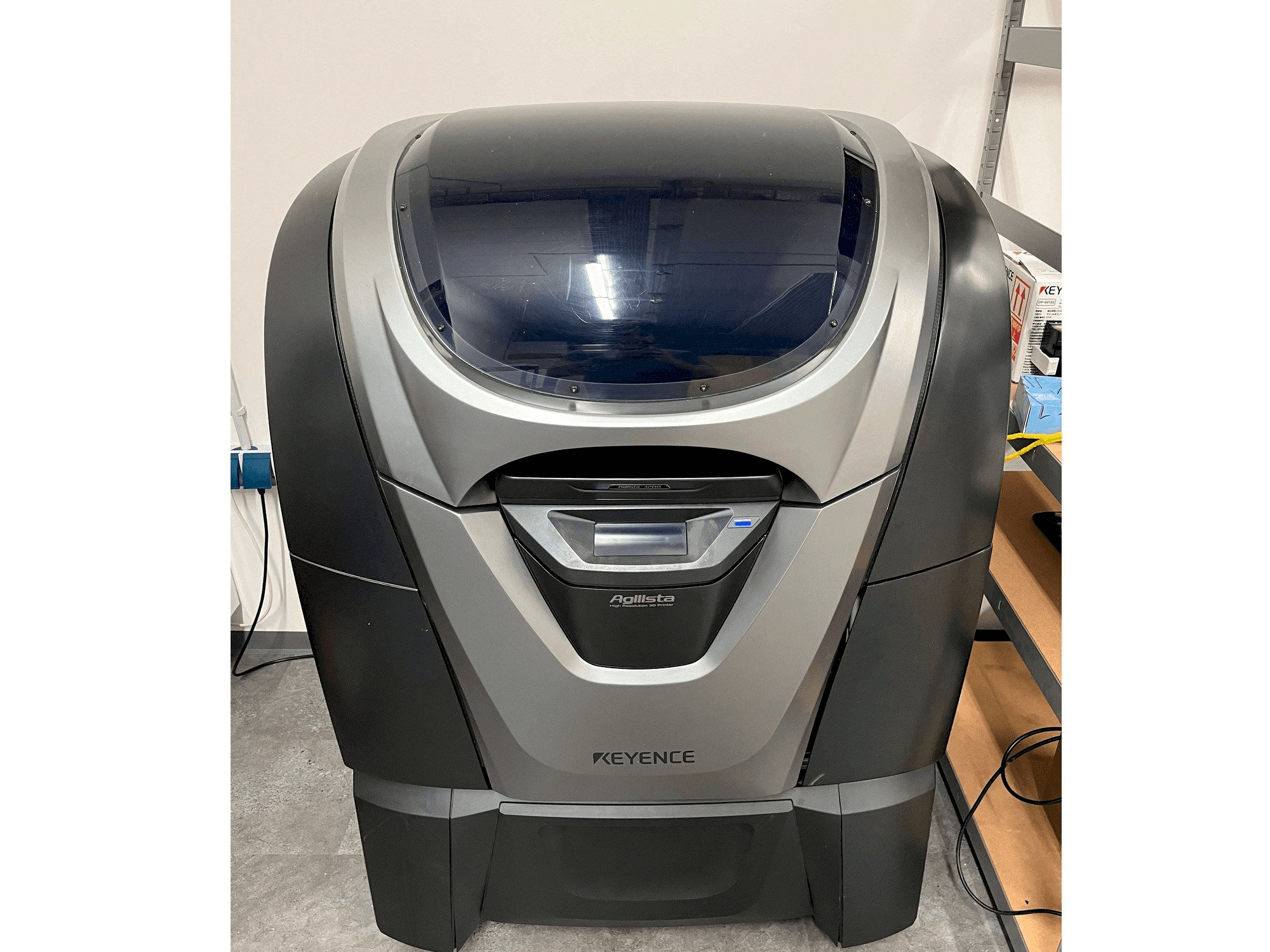 Frontansicht der KEYENCE Agilista 3200-w Maschine