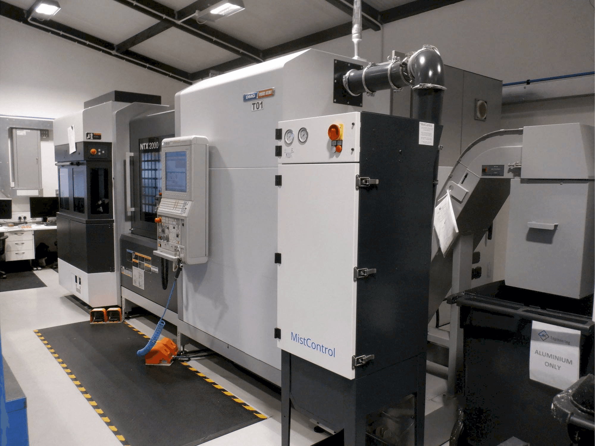 Frontansicht der DMG MORI NTX 2000 Maschine
