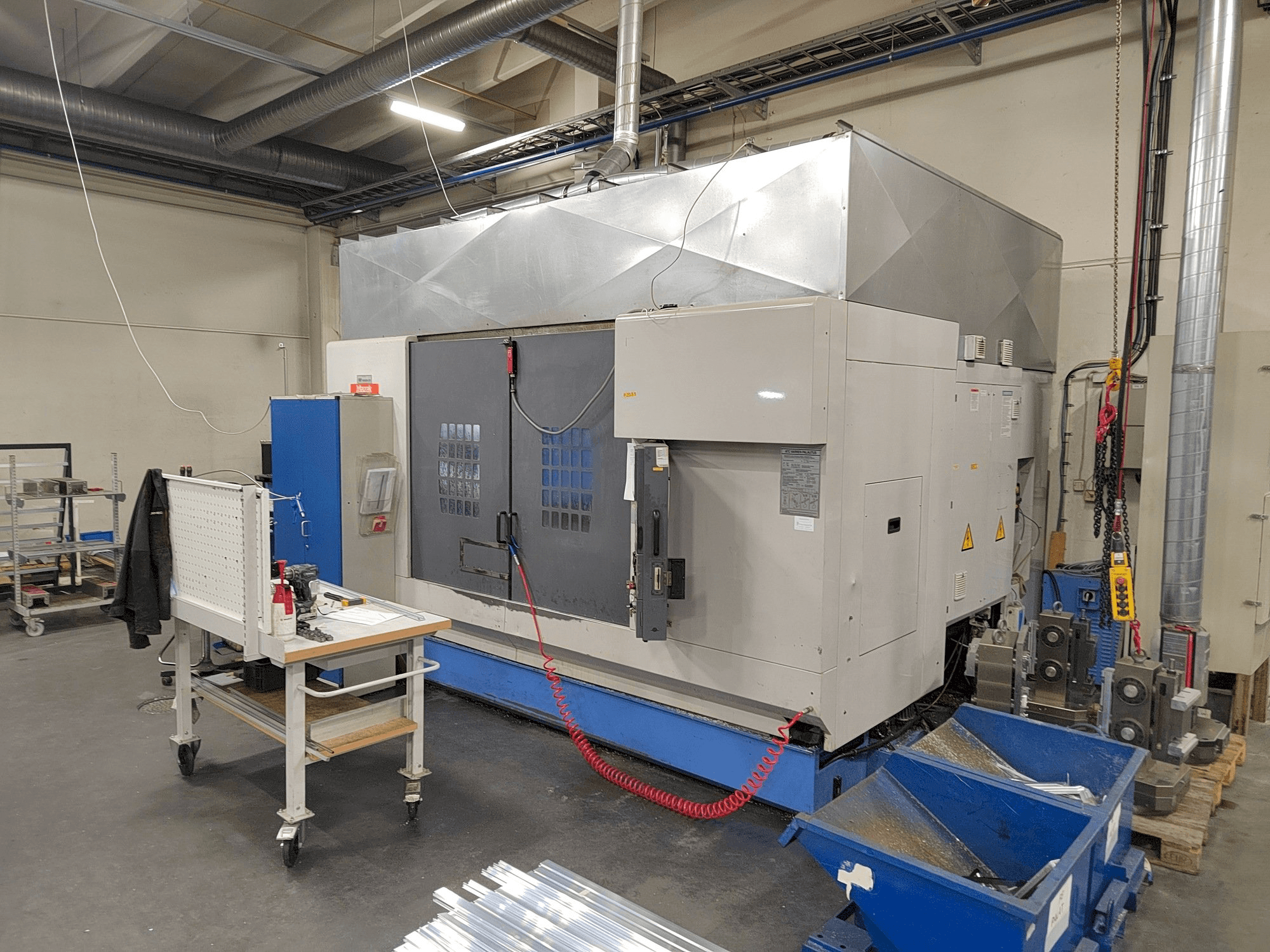 Frontansicht der Mazak VTC-300C Maschine