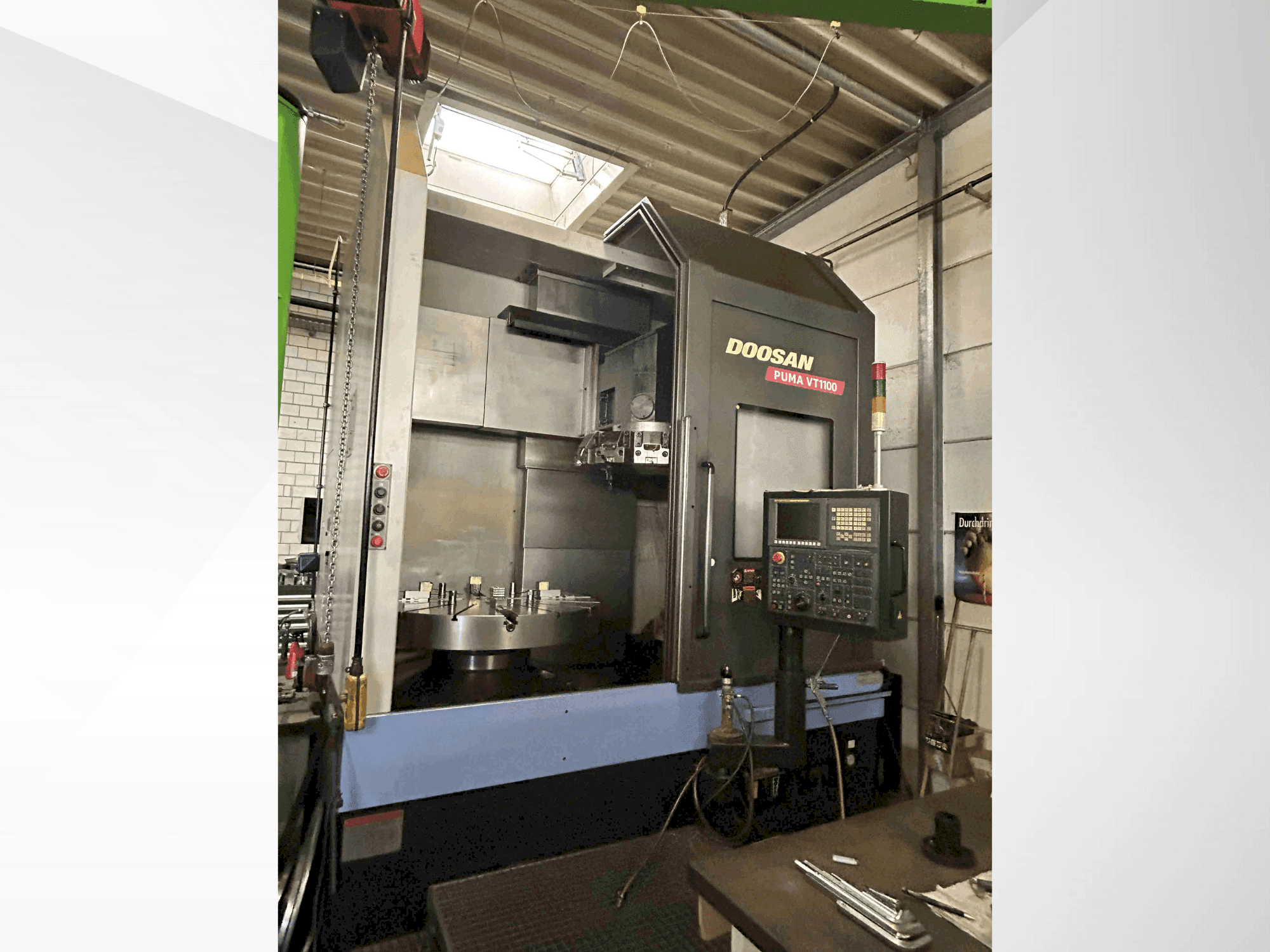 Frontansicht der DOOSAN Puma VT1100 Maschine