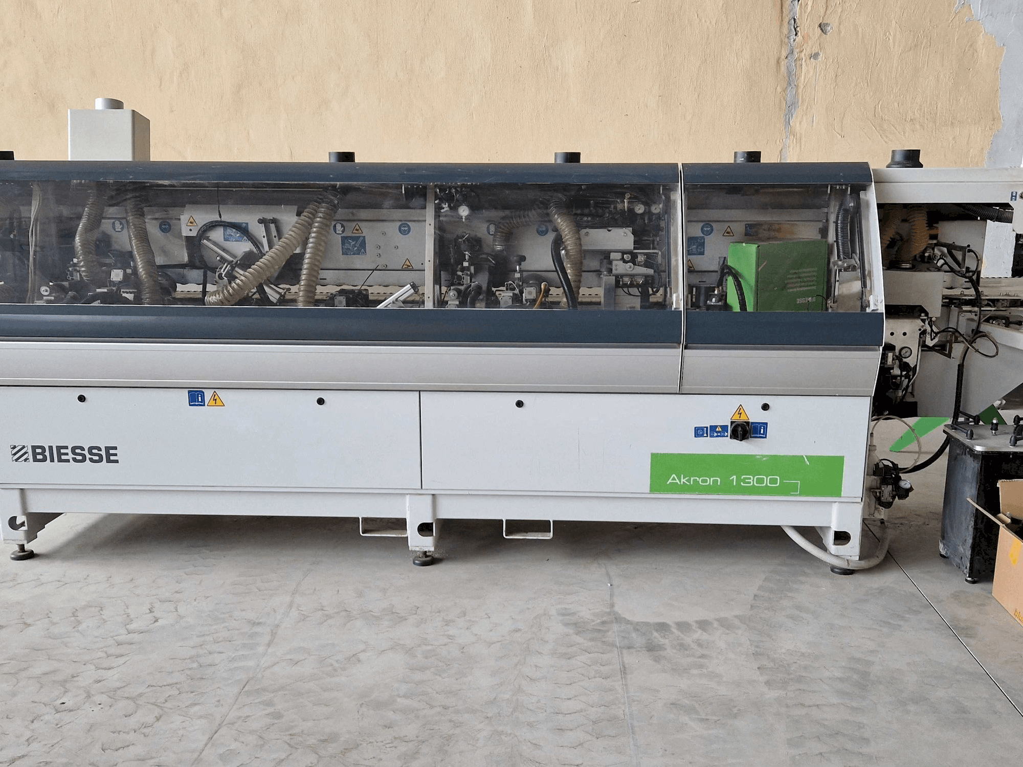 Frontansicht der BIESSE AKRON 1330A Maschine