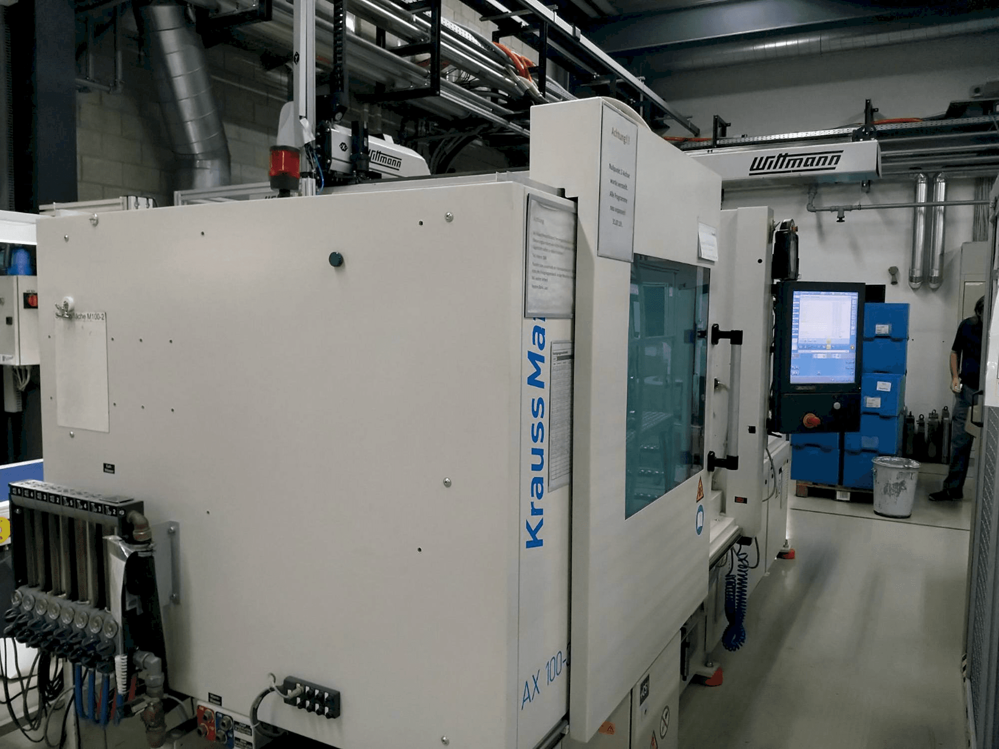 Frontansicht der Krauss Maffei 100-380 AX Maschine