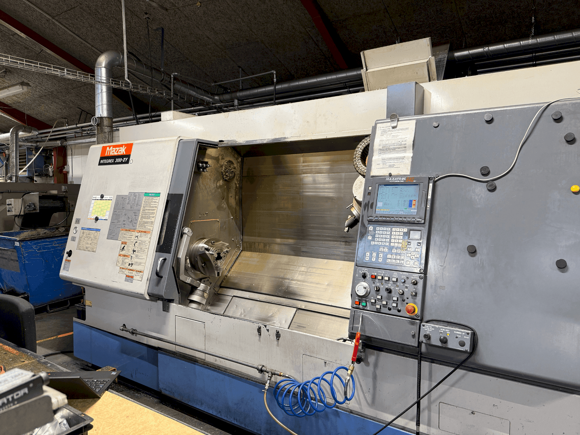 Frontansicht der Mazak Integrex 300-IIY (2002) Maschine