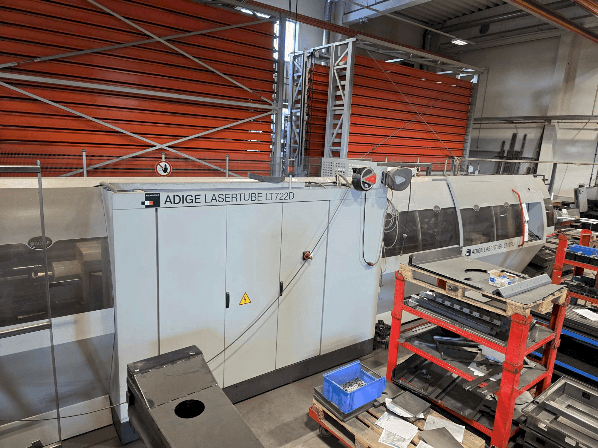 Frontansicht der ADIGE LASERTUBE LT722D Maschine