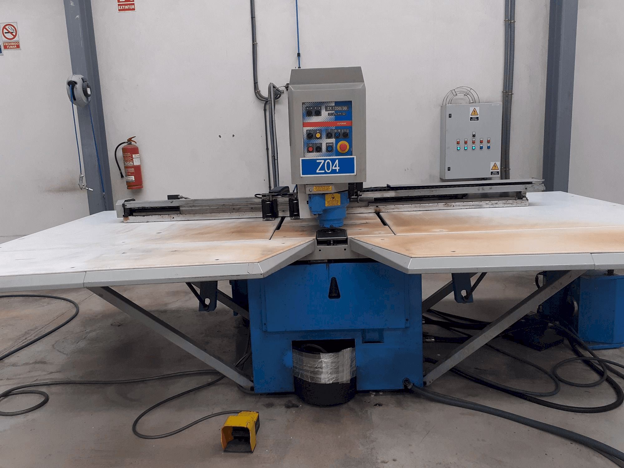 Frontansicht der Euromac ZX125-30 Maschine