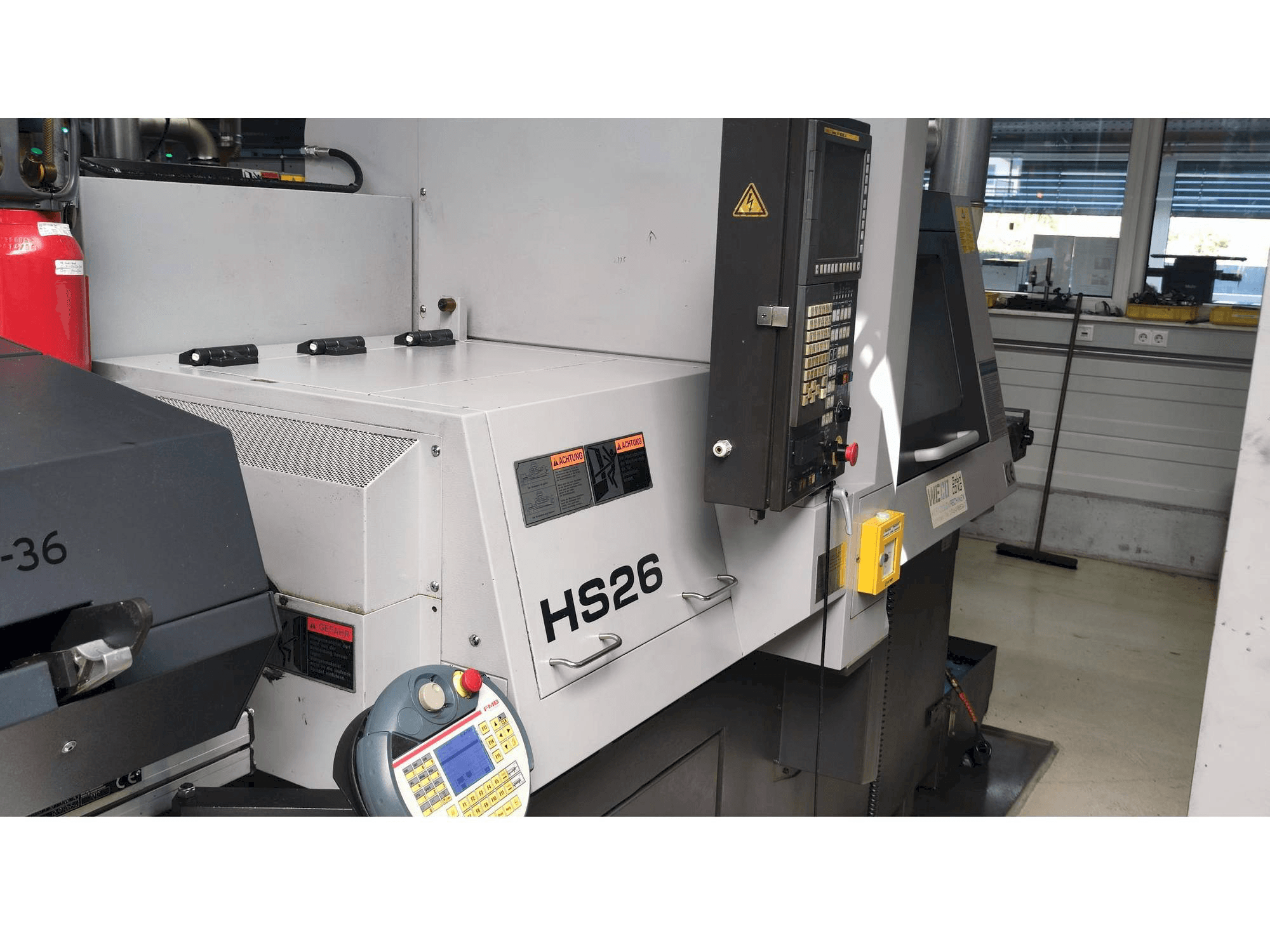 Linke Seitenansicht der TSUGAMI HS26 Maschine