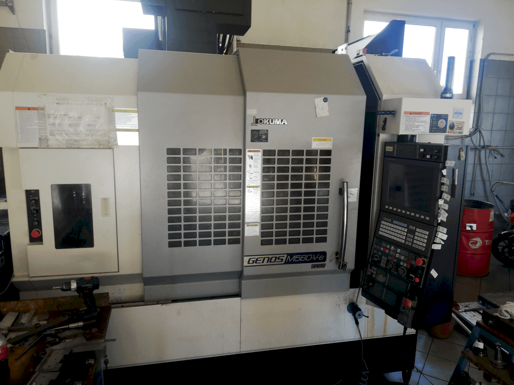 Frontansicht der Okuma GENOS M560V-e Maschine