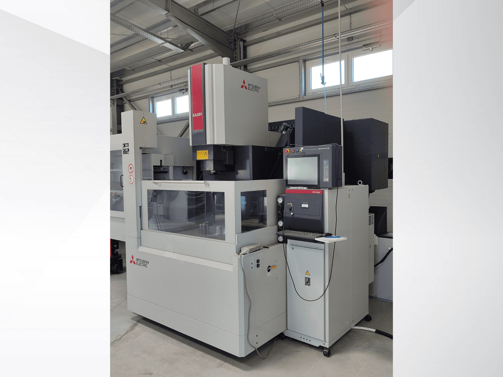 Mitsubishi Electric EA32V Drahterodiermaschine in der Seitenansicht, mit Bedienfeld und durch Glas sichtbarem Arbeitsbereich.