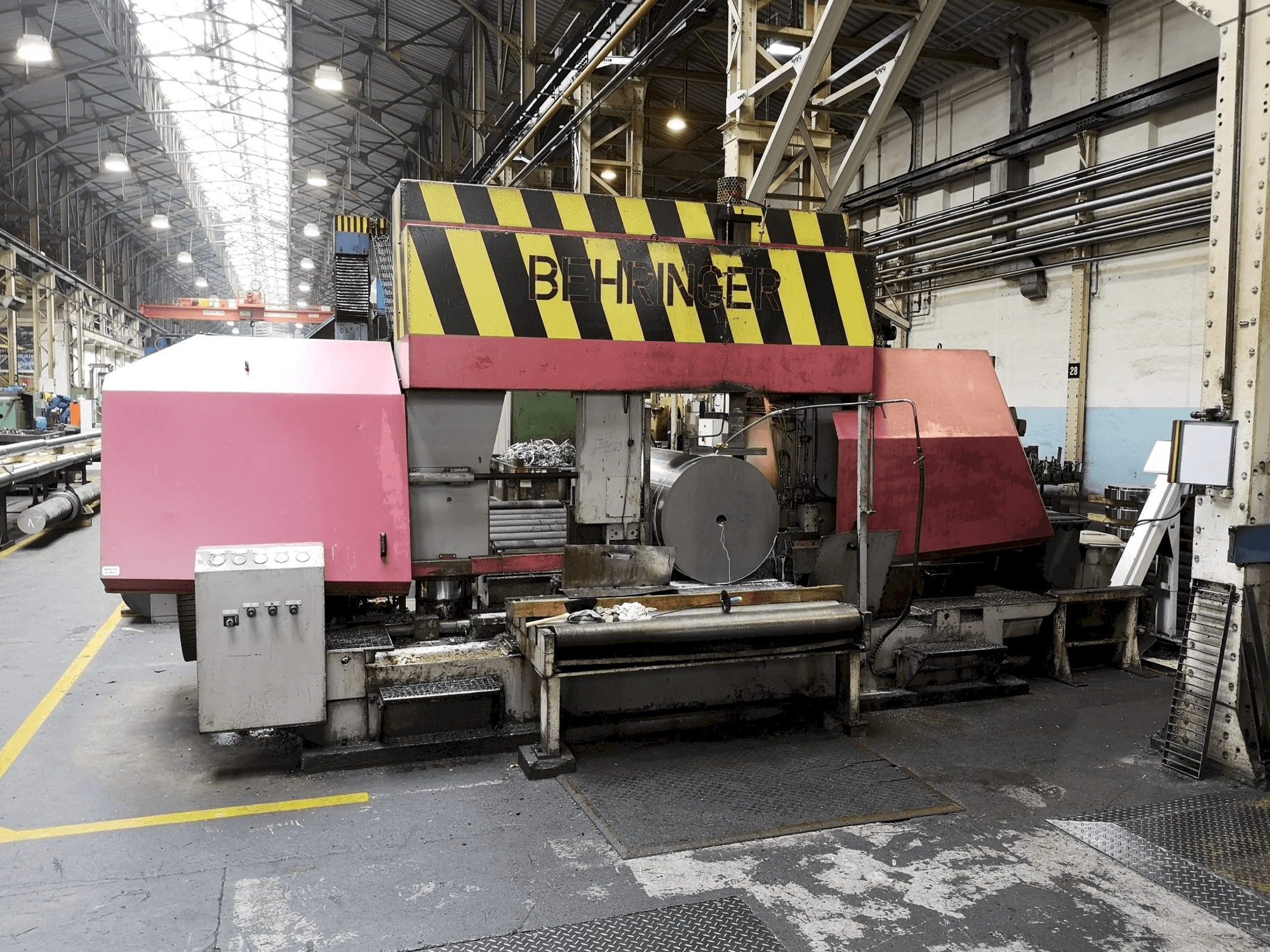 Frontansicht der Behringer HBP1080/1700 A/CNC Maschine