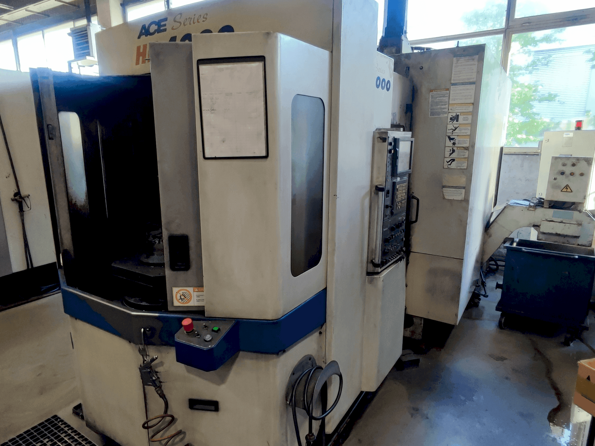 Frontansicht der DAEWOO ACE HP 4000 Maschine